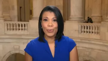 Calvin Klein Robe fourreau à col fendu à manches courtes portée par Nikole Killion comme on le voit dans CBS Mornings le 5 septembre 2025