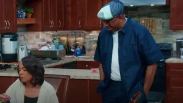 Casquette Kangol Grey Aqua Navy Vortex 504 portée par Vinny (J. Anthony Brown) comme on le voit dans Tyler Perry’s Assisted Living (S05E06)