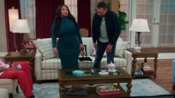 Elie Tahari Vestido suéter con botones usado por Leah (Courtney Nichole) como se ve en Tyler Perry's Assisted Living (S05E06)
