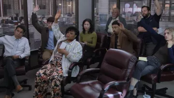 Jeans ajustados de cintura alta Mother usados por Mare Pritti (Chelsea Frei) como se ve en The Paper (S01E06)