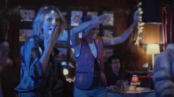 Camisa de satén negro de Zara usada por Mare Pritti (Chelsea Frei) como se ve en The Paper (S01E05)