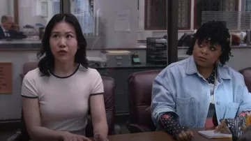 Camiseta de manga corta de algodón Pima con punta Vince usada por Nicole Lee (Ramona Young) como se ve en The Paper (S01E07)