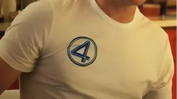 T-Shirt blanc 4 imprimés porté par Johnny Storm / Torche humaine (Joseph Quinn) dans le film Les Quatre Fantastiques Premiers Pas 2025