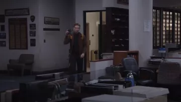 A.P.C. Gilles Corduroy Boxy-Fit Jacket usado por Ned Sampson (Domhnall Gleeson) como se ve en The Paper (S01E08)