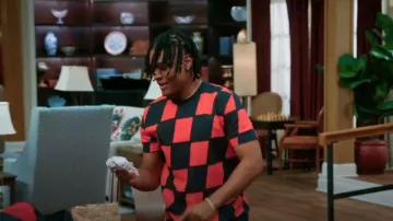 T-shirt Forever21 Checkered Crew porté par Phillip (Alex Henderson) tel qu’on le voit dans Tyler Perry’s Assisted Living (S05E17)