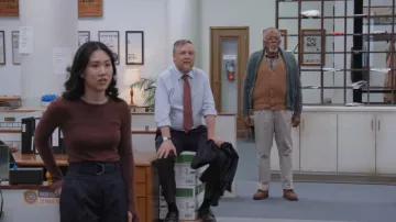 Joie Midnight Plissé Ceinturé Crêpe Effilé Cropped porté par Nicole Lee (Ramona Young) comme on le voit dans The Paper (S01E08)