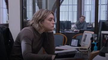 Suéter de manga larga con cuello redondo de algodón puro Nic + Zoe usado por Mare Pritti (Chelsea Frei) como se ve en The Paper (S01E09)