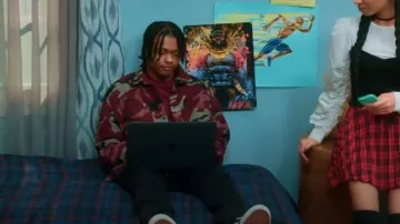 Forever 21 Veste Jacquard Camo Print portée par Phillip (Alex Henderson) comme on le voit dans Tyler Perry’s Assisted Living (S05E20)