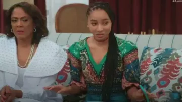 Farm Rio Deep V Puff Sleeve Top porté par Sandra (Tayler Buck) comme on le voit dans Tyler Perry’s Assisted Living (S05E21)