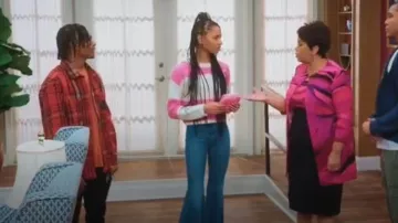 Free People Just Float On Flare Bell Bottom Jeans porté par Sandra (Tayler Buck) comme on le voit dans Tyler Perry’s Assisted Living (S05E22)