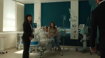 New Balance 574 Baskets portées par l’ambassadrice Kate Wyler (Keri Russell) comme on le voit dans The Diplomat (S02E01)