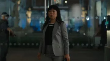 Blazer à carreaux Calvin Klein porté par Eidra Park (Ali Ahn) comme on le voit dans The Diplomat (S02E01)