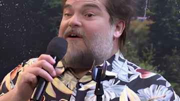 Camisa con estampado hawaiano negro SNL S50 Jack como se ve en Saturday Night Live (S50)