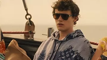 Le Lotus Blanc Sweat à capuche imprimé Sam Nivola porté par Lochlan Ratliff (Sam Nivola) comme on le voit dans Le Lotus Blanc (S03)