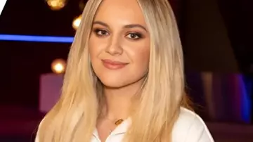 The Voice S27 Kelsea Ballerini Mono blanco usado por Self - Coach (Kelsea Ballerini) como se ve en The Voice (S27)