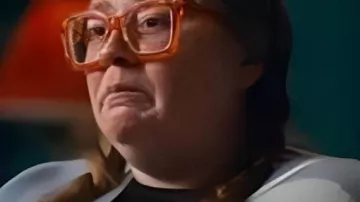 Le pull graphique à imprimé vache de l’héritage porté par Sian (Gaynor Faye) comme on le voit dans L’héritage (S01E04)