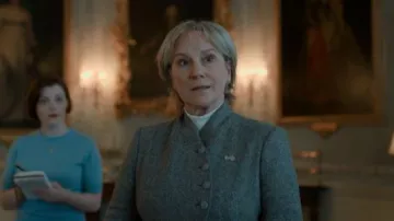 Walker Slate Emma Chaqueta usada por Frances Munning (Penny Downie) como se ve en The Diplomat (S02E03)