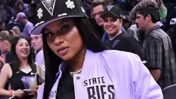 Jordan Chiles Dallas Wings vs Golden State Valkyries Chaqueta en ???? Jordan Chiles lanza camisetas en Indiana Fever vs Seattle Storm | Baloncesto femenino de la WNBA #shorts