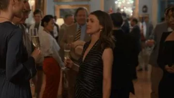 Rick Owens Robe rayée sans manches portée par l’ambassadrice Kate Wyler (Keri Russell) comme on le voit dans The Diplomat (S02E03)