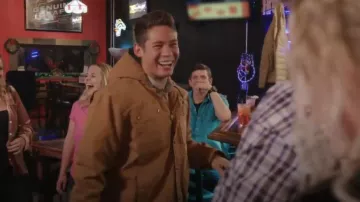 Veste utilitaire doublée en sherpa Carhartt portée par Juan comme on le voit dans 90 Day Fiancé (S11E04)