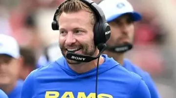 Rams v Cleveland Browns Sudadera azul usada por Sean McVay en Sean McVay habla sobre los jugadores que comienzan en el enfrentamiento de los Browns; Matthew Stafford sobre su rehabilitación de una lesión en la espalda