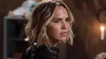 Midnight Texas S02 Olivia Charity Moto veste en cuir d’Olivia Charity (Arielle Kebbel) à minuit, Texas