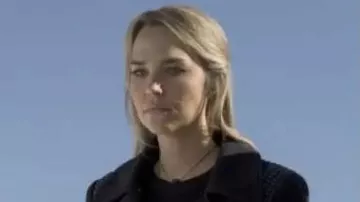 Midnight Texas S01 Olivia Charity Manteau d’Olivia Charity (Arielle Kebbel) à Midnight, Texas