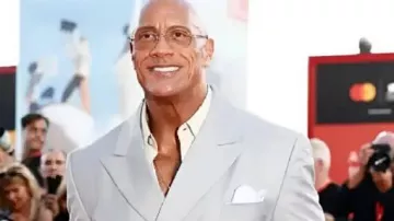 Le blazer de la 82e édition du Festival international du film de Venise porté par Dwayne Johnson dans Dwayne Johnson SOBS plus de 15 minutes d’ovation debout pour l’avant-première de « The Smashing Machine » à Venise