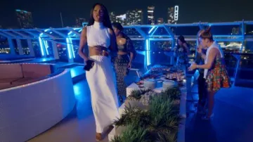 Vestido de Alexis Prague Vestido blanco con recortes usado por Kiki Barth como se ve en The Real Housewives of Miami (S07E13)