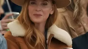 Mi vida con los Walter Boys Chaqueta de gamuza usada por Jackie Howard (Nikki Rodríguez) como se ve en Mi vida con los Walter Boys (S02E01)