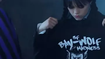 Wednesday S2 Jenna Ortega Camiseta negra con gráficos usada por Wednesday Addams / Goody Addams (Jenna Ortega) en Wednesday (S02)