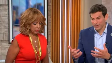 Michael Michael Kors Robe midi fourreau à manches en V portée par Gayle King comme on le voit dans CBS Mornings le 8 septembre 2025