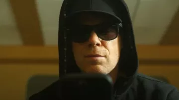 Ray Ban Wayfarer Original porté par Dexter Morgan (Michael C. Hall) tel qu’on le voit dans Dexter : Resurrection (S01E04)