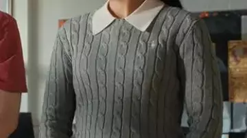 Polo Ralph Lauren usado por Jackie Howard (Nikki Rodríguez) en Mi vida con los Walter Boys (S01E01)