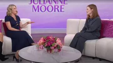 Pantalon droit en laine plissée Khaite August porté par Julianne Moore comme on le voit dans Today with Jenna & Friends le 9 septembre 2025