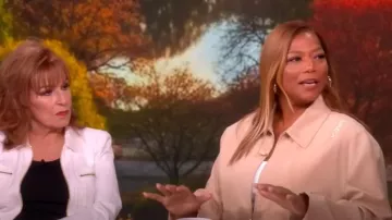 Chaqueta bordada con el logotipo de Marni usada por Queen Latifah como se ve en The View el 9 de septiembre de 2025