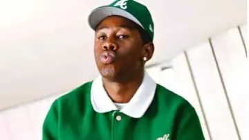 Veste de cowboy de golf Tyler The Creator verte et rose portée par Self (Tyler, The Creator) comme on le voit dans Tyler, The Creator - CHROMAKOPIA Live at Camp Flog Gnaw 2024