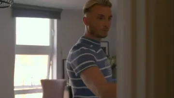 Boohoo Shrunken Fit Varsity Brodé Rayé Tricoté T Shirt porté par Harry Derbidge comme on le voit dans The Only Way Is Essex (S35E05)