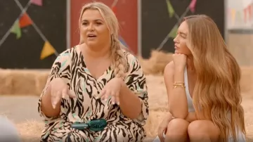 River Island Cream Zebra Batwing Sleeve Beach Top porté par Saffron Lempriere comme on le voit dans The Only Way Is Essex (S35E07)