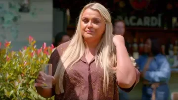 Chemise à manches courtes ornée de clous bruns River Island portée par Saffron Lempriere comme on le voit dans The Only Way Is Essex (S35E07)