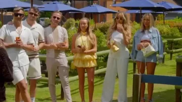 Conjunto de chaqueta y pantalones cortos de mezclilla con lentejuelas Bershka usado por Elma Pazar como se ve en The Only Way Is Essex (S35E07)