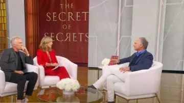 Pantalones con abertura frontal A.L.C. Conway usados por Lara Spencer como se ve en Good Morning America el 9 de septiembre de 2025