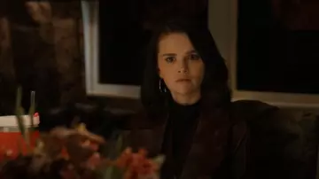 Jennifer Meyer Medium Hammered Bangle Hoop Earrings worn by Mabel Mora (Selena Gomez) as seen in Only Murders in the Building (S05E01)