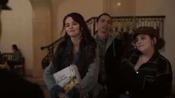 Guess Angelica Veste à franges cloutées en simili-daim portée par 
Althea (Beanie Feldstein) dans le rôle de l’amie de Mabel vue dans Only Murders in the Building (S05E02)