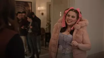 Gilet renard en fausse fourrure LoveShackFancy x MAX&MOI porté par Althea (Beanie Feldstein) comme on le voit dans Only Murders in the Building (S05E03)