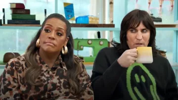 Lazy Oaf Spray Smile Pull en tricot réversible porté par Self - Presenter (Noel Fielding) comme on le voit dans The Great British Bake Off (S15E01)