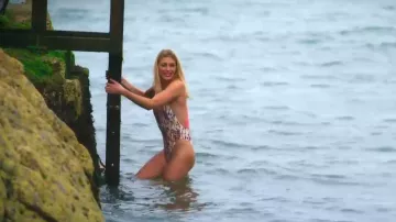 River Island Peach Animal Print High Leg Plunge Swimsuit porté par Ashleigh Berry comme on le voit dans Love Is Blind : UK (S02E08)