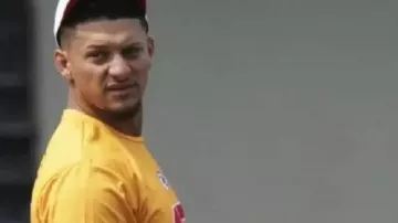 Patrick Mahomes Camiseta de práctica de los Kansas City Chiefs en ???? Patrick Mahomes fue MICROFONEADO PARA EL CAMPAMENTO DE ENTRENAMIENTO | Jefes de Kansas City
