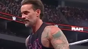 CM Punk Monday Night RAW 2025 Camiseta negra sin mangas en SEGMENTO COMPLETO: Becky Lynch SLAPS CM Punk: Lo más destacado de Raw, 1 de septiembre de 2025