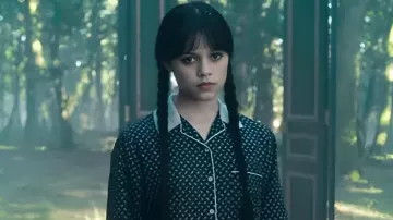 Conjunto de pijamas de Wednesday S2 Jenna Ortega usado por Wednesday Addams / Goody Addams (Jenna Ortega) como se ve en Wednesday (S02)